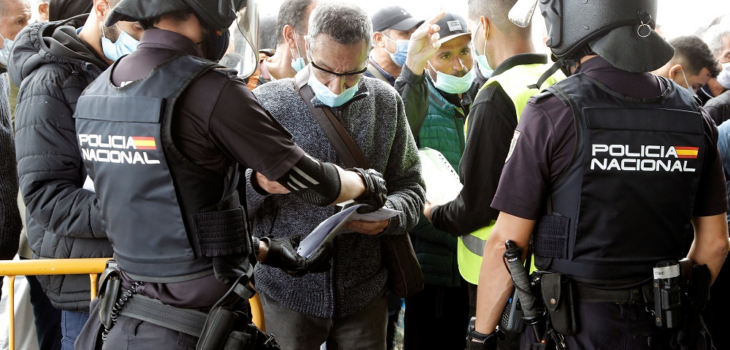 Members of the Spanish National Police check travelers upon arrival to Alicante, Spain, 22 October 2021. EPA-EFE/MORELL