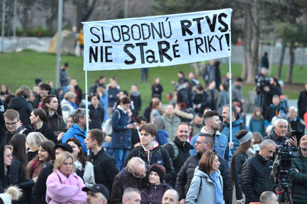 Journalists and media freedom groups call for the urgent withdrawal of a proposed legislation allowing political control over public-service media in Slovakia.